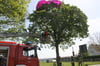 Ein Fallschirmsprung ist in Büren am 1. Mai im Baum geendet. Zum Glück erlitt der 62-Jährige nur leichte Blessuren. Die Feuerwehr rückte aus und befreite den Lippstädter aus sechs Metern Höhe.