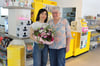Blumen zur Eröffnung: Als Nachbarin und Kundin gratuliert Jutta Hobbeling (r.) Elham Esmaili, Mitbetreiberin des neuen Vitus-Shops und der Postfiliale.
