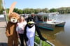 Mit zwei plüschigen Freunden und zahlreichen prominenten Gästen schipperte Zoodirektorin Simone Schehka auf der „Solaaris“ vom alten Zoogelände in Richtung Allwetterzoo.