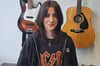 Zwischen den Gitarren in der Musikschule der Stadt Gronau fühlt sich Tibelia Saker sichtlich wohl. Die 16-Jährige steht auch auf AC/DC.