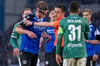 Arminia-Kapitän Fabian Klos (links) hat sich gegen den VfB Lübeck die fünfte gelbe Karte eingehandelt und fehlt am Samstag im Auswärtsspiel beim FC Erzgebirge Aue.