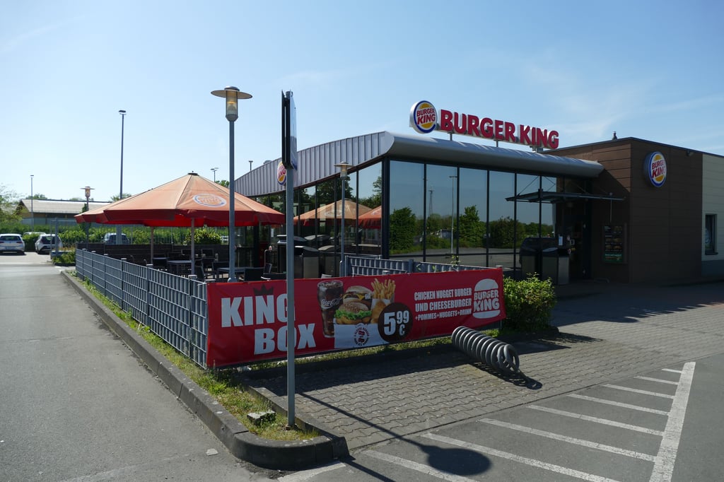 Mit gezogener Pistole in Burger King gestürmt