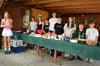 Die Jugendlichen des Vereins Gelb-Schwarz Hohenholte verkauften bei der dritten Auflage des Dorfflohmarktes fleißig kalte Getränke, leckere Waffeln, Kuchen und Crêpes, um für ihren Verein Spenden zu generieren.