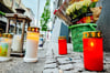 Nachdem sich die Nachricht vom Tod des 30-Jährigen verbreitet hatte, legten zahlreiche Paderborner am Tatort in der Marienstraße Blumen ab und zündeten Kerzen an.