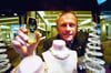 Der britische Geschäftsmann John Caudwell präsentiert 2001 stolz ein Nokia 3210.
