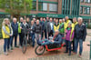 Die Kommission der Arbeitsgemeinschaft fußgänger- und fahrradfreundlicher Städte und die Mitglieder aus Verwaltung und dem ADFC feiern die Aufnahme.
