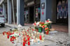 Trauer und große Anteilnahme: Zahlreiche Menschen haben in Gedenken an den jungen Mann, der in der Nacht zum 1. Mai brutal angegriffen wurde und am Freitag (3. Mai) seinen Verletzungen erlag, Blumensträuße abgelegt und Kerzen angezündet.