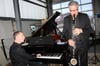 Der Jazzpianist Burkhard Jasper und der Multi-Holzbläser Wolfgang Bleibel spielten ihr erstes gemeinsames Konzert in der Autowerkstatt - und wurden vom Publikum gefeiert.