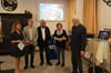 Eszter Leitert und Jürgen Henke wurden von Dieter und Mechthild Massin vom Ahlener Kulturkeller sowie Willi Wienker, Vorsitzender des Fördervereins Kulturgut Samson (v.l.), begrüßt.