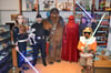 Für ein Erinnerungsfoto posierten imposante Star-Wars-Charaktere in der Katholischen Öffentlichen Bücherei Nordwalde. Diese hatte am Freitag zum „Star Wars Reads Day“ eingeladen.