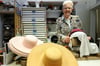 Bei ihr gehen seit Jahrezehnten Prominente aus dem In- und Ausland ein und aus und lassen sich individuellen und extravaganten Kopfschmuck kreieren: Brigitte Fränzer von Hut Schmedes.
