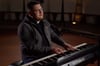 Kaplan Lars Rother aus der Ochtruper Pfarrei St. Lambertus hat Musikvideos mit modernen geistlichen Liedern für den YouTube-Kanal der Gemeinschaft Emmanuel aufgenommen.