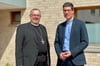 Weihbischof Dr. Christoph Hegge (l.) hat Pastor Stefan Hörstrup und die Pfarrei St. Lambertus besucht.