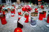 Nach der schrecklichen Gewalttat in der Marienstraße bekunden viele Menschen ihre Anteilnahme: Neben Blumen und Kerzen, die am Tatort niedergelegt werden, sind auch Geldspenden gesammelt worden.