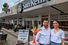 Eröffneten das „San Remo“: Murtaza und Ebru Afzali vor ihrer neuen Eisdiele. Bis Ende des Monats wollen sie auch in die Wohnung direkt über dem Café einziehen und in Hövelhof heimisch werden.