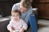 Genießen den Alltag zu Hause: Anne-Katrin Stünke und ihre bald zweijährige Tochter Helena, die wegen einer schweren Stoffwechselerkrankung im November eine Knochenmarkspende erhalten hat.