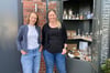 Julia Schwede (l.) und Lena Brüning betreiben in Metelen an der Industriestraße 51 ein Deko-Selbstbedienungshäuschen.