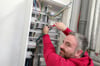 Da der Verteilerkasten noch nicht am Strom angeschlossen ist, kann WN-Redakteur Alex Piccin selbst die Kabel an den Schaltern befestigen.