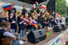 Die Kinder der Kita Stockkämpen hatten für den Auftritt zur Stadtfest-Eröffnung das Thema Europa aufgegriffen und schwenkten selbst gemalte Flaggen aus Europa.