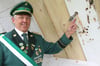 In Bad Wünnenberg-Helmern musste das Vogelschießen wiederholt werden. Oberst Jürgen Dahl, vorläufiger und nun auch endgültiger Schützenkönig, zeigt vor dem Schießen den kleinen Holzrest, der im Kugelfang übersehen wurde.