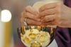 Zur Eucharistiefeier gehört die Hostie. In Ochtrup kann sie jetzt in der Heiligen Messe am Sonntagabend in Wein getaucht werden.