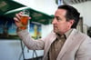 Biersommelier Frank Winkel prüft die Farbe des Bieres. Die Barre-Spezialität „Helle Freude“ hält seinem Urteil stand.