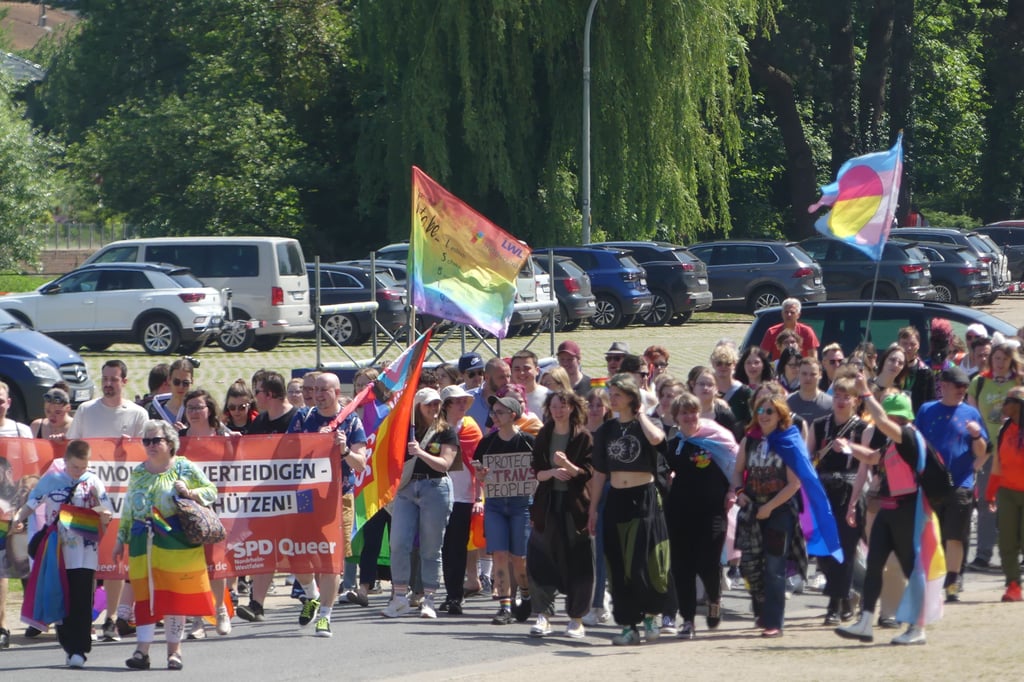 Queere Menschen zeigen bei Warendorfer CSD Solidarität