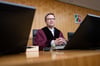 Vor dem Urteil im Berufungsverfahren im Streit um die Einstufung der AfD durch den Verfassungsschutz am Oberverwaltungsgericht für das Land Nordrhein-Westfalen sitzt Gerald Buck, Vorsitzender Richter am OVG, im Verhandlungssaal.