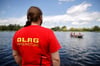 Die Deutsche Lebens-Rettungs-Gesellschaft (DLRG) zeigt bei einer Übung wie Badeunfälle vermieden werden können und wie die Rettung eines Verunglückten abläuft.