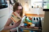 Glutenfreies liegt in der mittleren Küchenschublade: Elise Schomacher (12) lebt seit vier Jahren mit einer Zöliakie-Diagnose.