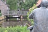 Magischer Ort: Wassermühlen-Gucken in Nienborg gemeinsam mit Heimatdichter und Apotheker Wilhelm Heinrich Paul Advena (in Form einer Bronzeskulptur). Auch eine gute Gelegenheit für eine Rast.