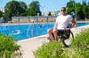 Jan Hensiek sitzt seit einem schweren Motorradunfall im Rollstuhl. Trotzdem schwimmt der Bünder regelmäßig und trainiert für die DLRG auch andere im Becken.