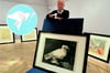 Der Direktor des Picasso-Museums, Markus Müller, mit der legendären Tauben-Lithografie aus dem Jahr 1949. Das Motiv kam damals auf das Plakat eines Friedenskongresses.