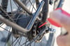Nicht immer sitzt die Fahrradkette für den großen Pfingstausflug so perfekt wie auf dem Bild. Wer kurzfristig Hilfe braucht, findet mit ein wenig Glück einen Dülmener Fahrradhändler, der jetzt noch helfen kann.