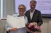 Bürgermeister Rainer Doetkotte überreichte die Ernennungsurkunde und einen Blumenstrauß an Christiane Schrader.