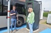 Sylvia Althoff und Fabian Pellmann laden an der eigenen Strom-Schnellladestation einen Elektrobus, der gerade einige Tage zur Probe geliehen wurde.