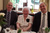 Michael Freitag (links) und Dezernent Uwe Damer gratulierten der Jubilarin Irmgard Wohlfeld zum 100. Geburtstag.