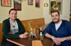 Oliver Hebenstreit (links) und Jonas Stommel leben selbst seit einigen Jahren vegan und freuen sich über die erfolgreiche Neueröffnung von Heinrichs Café in Paderborn.