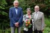 Das Goldhochzeitspaar Renate und Dieter Böhler sind an ihrem Ehrentag besonders gut gelaunt. Der stellvertretende Bürgermeister Klemens Tacke (l.) überbrachte die Glückwünsche der Gemeinde.