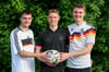Freuen sich auf die Euro 24: (v.l.) Die Merfelder Bezirksliga-Kicker Tim Göckener, Marc Perick und Luis Göckener.