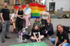 Mit einer Kundgebung auf dem Rathausplatz feierten queere Jugendliche und junge Erwachsene den Internationalen Tag gegen Queerfeindlichkeit. Mit dabei Yannick Janßen (l.) und Janine Klein (2.v.l.) aus dem Track und Sandra Wennmacher (r.) aus dem Lengericher Jugendzentrum.
