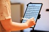 Violin-Studentin Elisaweta Oreschkow schreibt auf ihrem   iPad Anmerkungen in ihre Noten