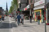 Die Brackweder Hauptstraße im Mai 2024: Abschnittsweise ist bereits gut erkennbar, welche Anmutung sie später einmal haben wird.