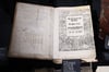 Wenige Wochen vor seinem Tod schrieb Martin Luther im Jahr 1546 diese Zeilen (links oben) in eine gedruckte Bibel. Sie wird aktuell im Bibelmuseum an der Pferdegasse präsentiert.
