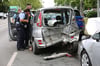 Bei einem schweren Unfall auf der Jöllenbecker Straße sind vier Menschen verletzt worden. Im Bild der Toyota, in dem ein 62-Jähriger lebensgefährlich verletzt wurde.