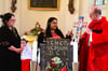 Sandra Perez Cortes (M.) aus San Salvador überreichte Pfarrer Dr. Ludger Kaulig (r.) ein handbemaltes Kreuz als Gastgeschenk. Dolmetscherin Daniela Overkamp (l.) übersetzte.