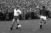 1963: HSV-Spieler Fritz Boyens (l.) flankt, Helmut Tybussek kommt zu spät, 38.000 Zuschauer sind im Preußenstadion.