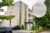 Am Heidturmweg 33 in Paderborn soll sich der Sitz der Firma Schade befinden. Büros des Unternehmens sind in dem Gebäude nicht anzutreffen. Allerdings existiert ein Namensschriftzug.