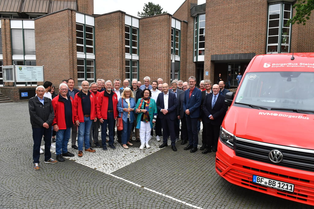Zahlreiche Ehrengäste waren bei der Segung des neuen Bürgerbusses für Steinfurt dabei.