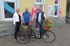 Ein Jahr Radstation feiern Klaudia Froede von der Stadt Ahlen, Zweiradmechanikermeister Sven Klösener und Caritas-Projektleiter Klaus Marquardt (v.l.).